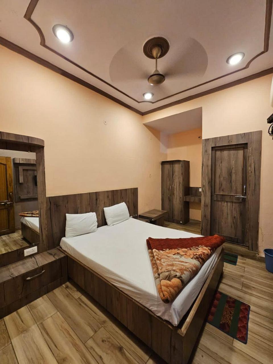 Hotel Aditya Inn Варанаси Экстерьер фото